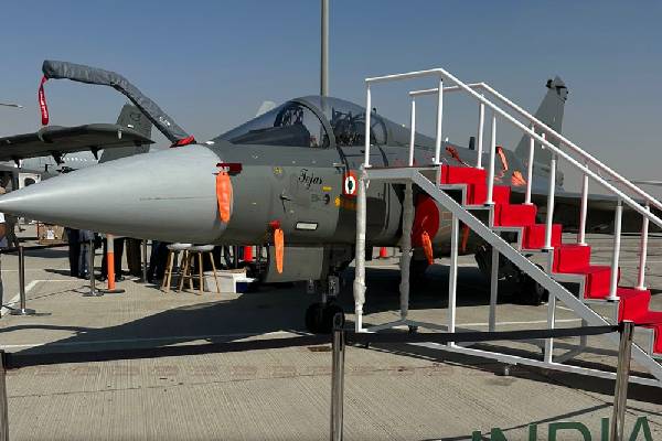 துபாயில் விபத்தில் சிக்கிய இந்தியாவின் தேஜஸ் போர் விமானம் - விமானியின் நிலை என்ன? | Iaf Tejas Fighter Jet Crashes In Dubai Air Show துபாயில் விபத்தில் சிக்கிய இந்தியாவின் தேஜஸ் போர் விமானம் - விமானியின் நிலை என்ன? | Iaf Tejas Fighter Jet Crashes In Dubai Air Show