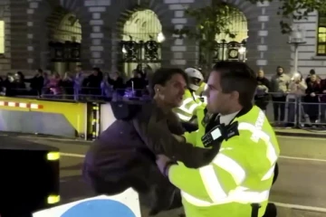 மன்னர் சார்லஸ் காரை நோக்கி ஸ்கேட்டிங் செய்த இளைஞனால் பரபரப்பு!