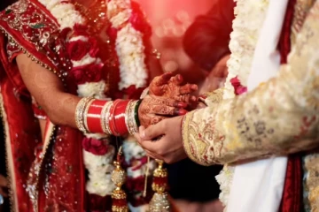 திருமண கோலத்தில் சடலமாக கிடந்த பெண் ; அருகில் கிடந்த ஆண் ; மர்ம மரணத்தால் பரபரப்பு