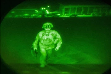 வெளியேறிய கடைசி அமெரிக்க வீரர்! முழு சுதந்திரம் பெற்ற ஆப்கன்.. வெற்றியை கொண்டாடும் தாலிபான்கள்