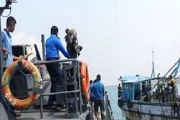 இலங்கையில் 15 இந்திய தமிழர்கள் அதிரடி கைது! | 15 Indian Fishermen Arrested In Sri Lanka
