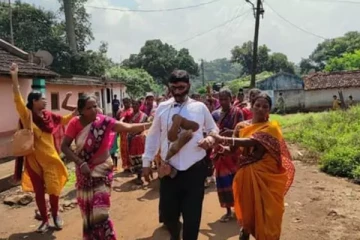 ஆபாச வீடியோ காட்டி மாணவிகளுக்குத் தொல்லை - ஆசிரியருக்கு செருப்பு மாலை!