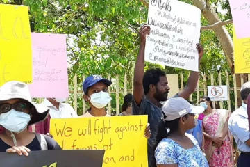 சம்பள முரண்பாட்டிற்கு தீர்வு கோரி யாழ்.பல்கலைக்கழகம் முன்பாக போராட்டம் (Photos)