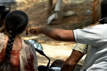 மோட்டார் சைக்கிளில் வந்த கொள்ளையர்களால் தங்கச்சங்கிலி அறுப்பு