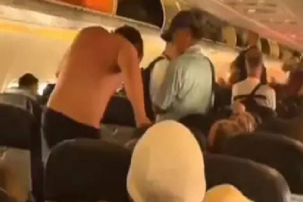 அவசரமாக தரையிறக்கப்பட்ட தாய்லாந்து விமானம் ; உள்ளாடையுடன் குதிக்க முயன்ற பயணி | Plane Emergency Land Thailand Passe Jump Underwear