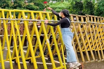 போராட்டக்களத்தில் பொலிஸாருக்கு ரோஜாப் பூ கொடுத்த இளம் யுவதி! கண்ணீர்ப்புகை தாக்குதல் மேற்கொண்ட பொலிஸார் (Video)