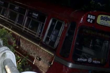 එකම තැන දෙවරක්ම හැප්පුන බස් රථය - 10 දෙනෙකුට පමණ තුවාල..(VIDEO)