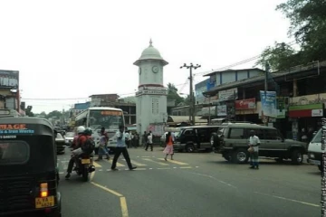 நொடியில் முடிந்த இளம் பெண்ணின் வாழ்க்கை ; எமனாக மாறிய வாகனங்கள்