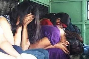 விபரச்சார விடுதியை சுற்றிவைத்த பொலிஸார்! 3 பெண் உட்பட நால்வர் சிக்கினர்!