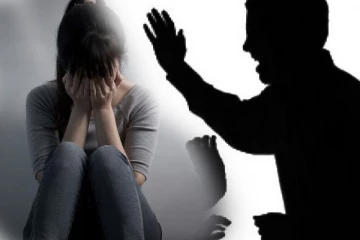 தகாத முறையில் நடக்க முயன்றவரை கோடாரியால் தாக்கி கொன்ற 18 வயது யுவதி!