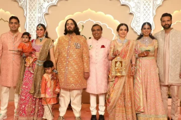 நீதா அம்பானி முதல் ராதிகா மெர்சண்ட் வரை: கோடி மதிப்புள்ள அம்பானி பெண்களின் திருமண ஆடைகள்