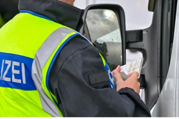 தந்தை மடியில் அமர்ந்து கார் ஓட்டிய 4 வயது சிறுவன்: பொலிசாரைக் கண்டதும் தந்தை செய்த செயல்