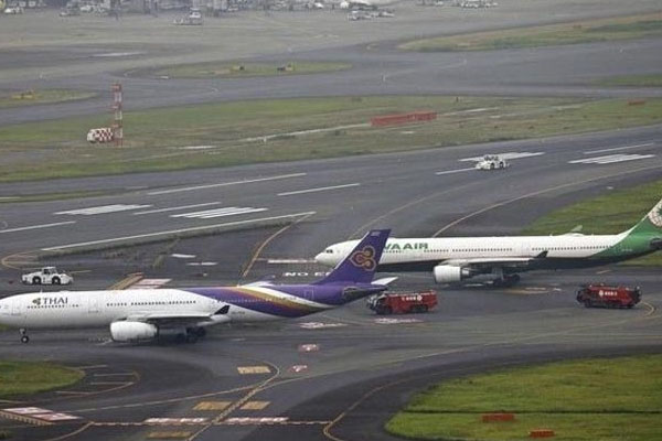 ஜப்பான் விமான நிலையத்தில் 2 பயணிகள் விமானங்கள் மோதல் | 2 Passenger Planes Collide At Japan Airport