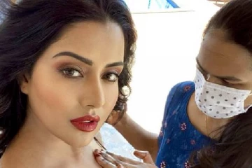 இதெல்லாம் பதிவிடும் இடமா இது? மேக்கப் போடும் புகைப்படத்தை வெளியிட்டு ஷாக் கொடுத்த நடிகை!