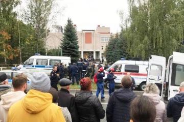 பள்ளியில் துப்பாக்கிச் சூடு - 7 குழந்தைகள் உட்பட 13 பேர் உயிரிழப்பு