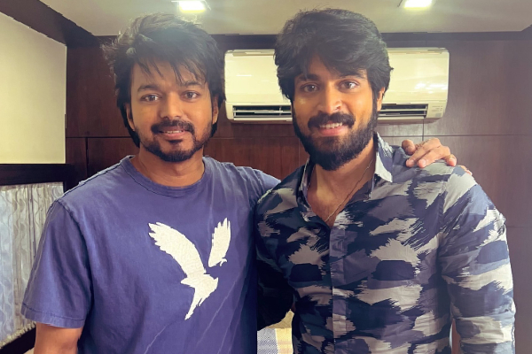 இந்த புகைப்படத்தில் விஜய்யுடன் இருக்கும் பிரபல நடிகர் யார் என்று உங்களுக்கு தெரியுமா? இதோ பாருங்க | Popular Actor With Thalapathy Vijay Unseen Photo