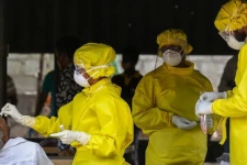 கொரோனா தொற்றாளரான யுவதி தப்பிச் செல்வதை தடுத்த மருத்துவர்கள், ஊழியர்கள் தனிமைப்படுத்தலில்