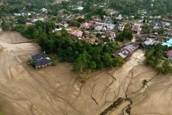 இந்தோனேசிய கனமழை: ஆயிரத்தைக் கடந்த பலி எண்ணிக்கை | Indonesia Heavy Rains Death Toll Tops 1 000 இந்தோனேசிய கனமழை: ஆயிரத்தைக் கடந்த பலி எண்ணிக்கை | Indonesia Heavy Rains Death Toll Tops 1 000