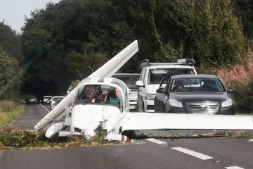 பிரித்தானியாவில் சாலை நடுவில் விழுந்த விமானத்தால் பரபரப்பு