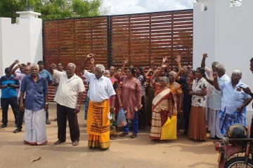 யாழில் பாதுகாப்பு வலய காணிகளை விடுவிக்க வேண்டும் எனக் கோரி போராட்டம்