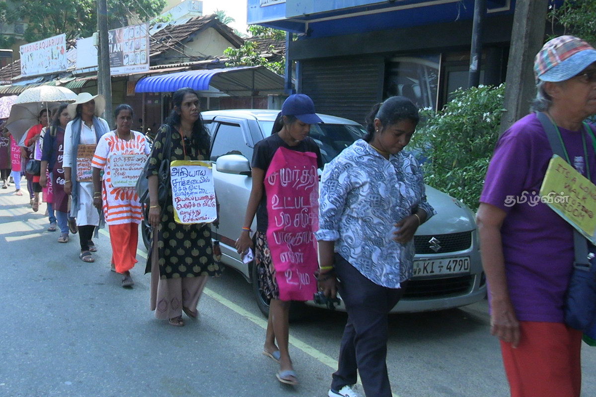 மட்டக்களப்பில் பெண்கள் கவன ஈர்ப்பு ஊர்வலம்: 1800 கையெழுத்துகளுடன் ஜனாதிபதிக்கு மனு | Women S Awareness March In Batticaloa