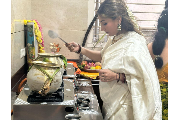 மகன்கள் உடன் ரஜினி காலில் விழுந்த ஐஸ்வர்யா! பொங்கல் எப்படி கொண்டாடி இருக்கிறார் பாருங்க | Aishwarya Rajinikanth Pongal Celebration Photo