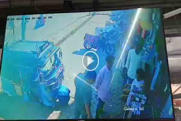 மட்டக்களப்பில் போட்டி வியாபாரம்; இரு ஆடை வர்த்தக நிலைய ஊழியர்கள் அடிதடி | Competitive Business In Batticaloa Beaten