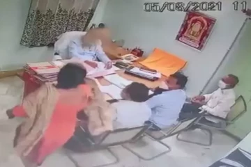 பாலியல் ரீதியாக சீண்டிய அதிகாரி - சேற்றை அள்ளி முகத்தில் வீசிய பெண்