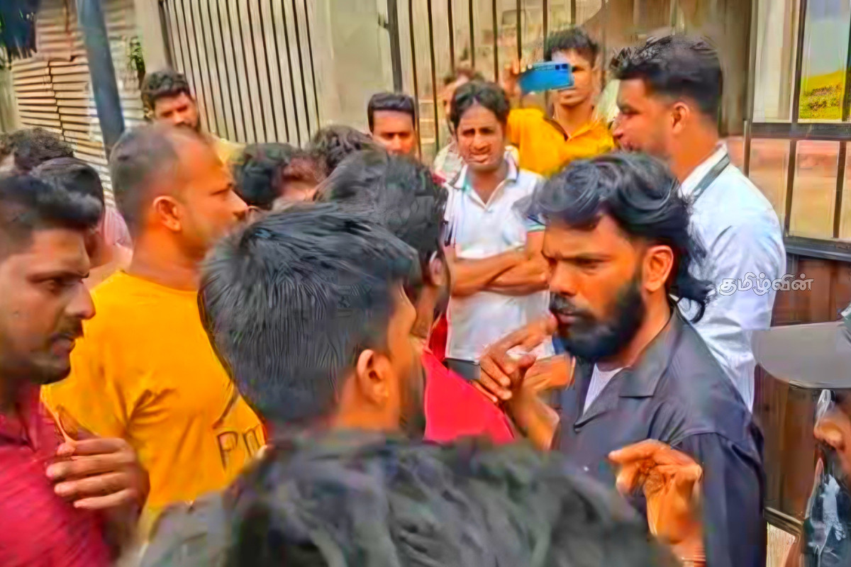தமிழர் பகுதியில் PickMe கட்டண முறைக்கு எதிராக முச்சக்கர வண்டி சாரதிகள் போராட்டம் | Three Wheeler Drivers Protest Against Pickme