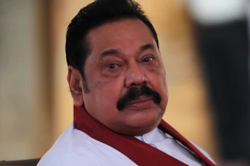 மஹிந்தவின் வீட்டையும் விட்டு வைக்காத  மக்கள்கூட்டம்!
