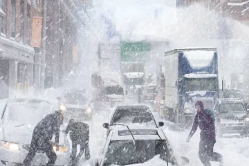 அமெரிக்க மாகாணங்களை புரட்டிப்போட்ட பயங்கர புயல்! 12 பேர் உயிரிழப்பு