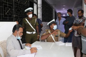 முச்சக்கரவண்டியுடன் மோட்டார் சைக்கிள் மோதி விபத்து: ஸ்தலத்திலேயே ஒருவர் உயிரிழப்பு(Photos)