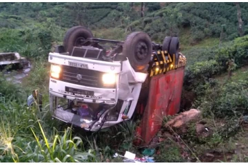வீதியைவிட்டு விலகி  விபத்தில் சிக்கிய கனரக வாகனம் (Photos)