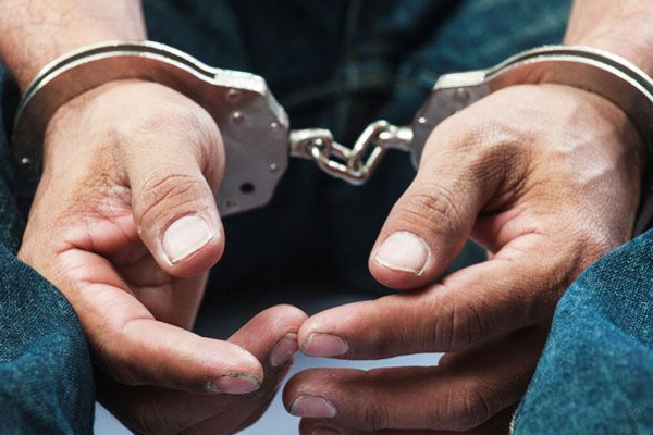 கடற்படை வீரரிடம் தலைகவசத்தால் அடிவாங்கிய பொலிஸார்! | A Marine Who Attacked Two Policemen With A Helmet
