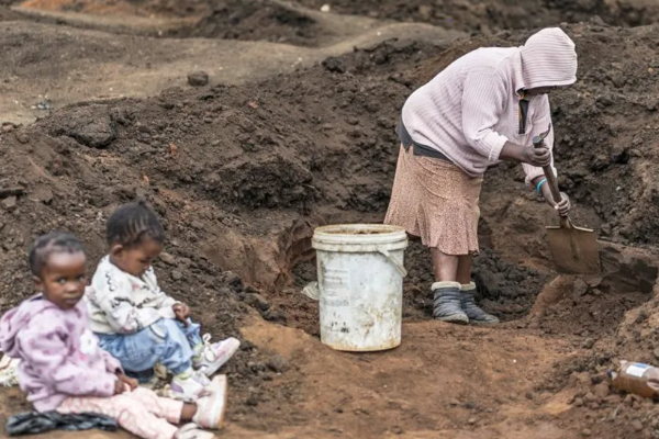 தென் ஆபிரிக்காவில் ஆரம்பமான திடீர் தங்க வேட்டை ; சமூக ஊடகங்கத்தால் குவியும் மக்கள் | Gold Rush Begins In South Africa