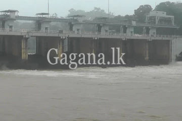 දැඩි අවදානමක්. - පොල්ගොල්ල වේල්ලේ වේදිකාව ගිලා බසී. - (PHOTOS)