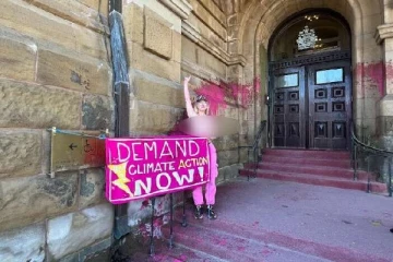 கனடிய பிரதமர் அலுவலகத்தின் எதிரில் இளம் யுவதி அரைநிர்வாண போராட்டம்