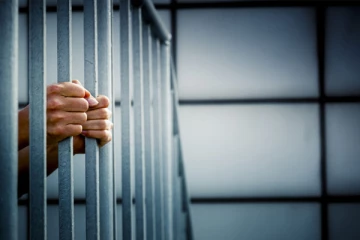 காதலி இன்னொரு ஆணை பார்த்ததால் எண்ணிப் பார்க்க முடியாத அளவுக்கு அவரை மோசமாக நடத்திய காதலனுக்கு சிறை