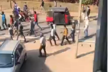 ඇදිරිනීතිය මධ්‍යයේ නුවර එළිය උණුසුම් කළ විරෝධතාවය - වීඩියෝ සහිතයි.. (VIDEO)