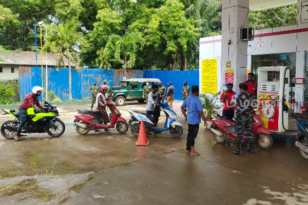 கிளிநொச்சியில் எரிபொருள் நிலையத்திற்கு முன்பாக மக்கள் போராட்டம் (Photos) | Disappointment Left For People Waiting To Get Fuel