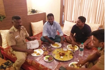 கடத்தல் கும்பலோடு சரிசமமாக அமர்ந்து பிரியாணி உண்ணும் காவல் ஆய்வாளர் - சர்ச்சையை கிளப்பும் புகைப்படம்