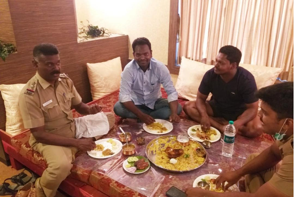 கடத்தல் கும்பலோடு சரிசமமாக அமர்ந்து பிரியாணி உண்ணும் காவல் ஆய்வாளர் - சர்ச்சையை கிளப்பும் புகைப்படம் - தமிழ்நாடு