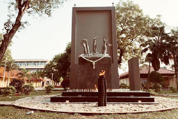 நினைவுச்சின்னங்களை அழிக்க முற்படுபவர்களுடன் எப்படி இணைந்து வாழ்வது! | University Of Jaffna Mullivaikal Memorial நினைவுச்சின்னங்களை அழிக்க முற்படுபவர்களுடன் எப்படி இணைந்து வாழ்வது! | University Of Jaffna Mullivaikal Memorial