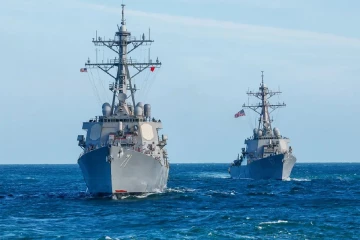 ஹோர்முஸ் இல் ஈரானியக் கப்பலைத் திருப்பி அனுப்பிய அமெரிக்கப் போர்கப்பல்