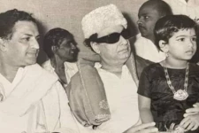 எம்ஜிஆரின் மடியில் கனிமொழி: வைரலாகும் புகைப்பட பதிவு