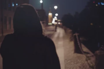 அத்துமீறிய திருடனின் கைவிரலை கடித்து துண்டாக்கிய பெண்!