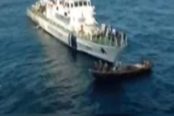 வடமராட்சியில் கரையொதுங்கிய மர்ம கப்பலால் பரபரப்பு! | A Mysterious Ship Washed Ashore In Vadamarachi