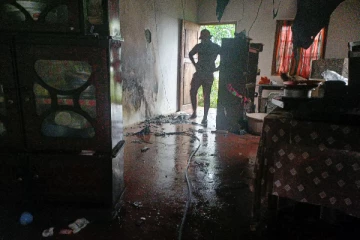 மரம் விழுந்ததில் தீப்பற்றிய வீடு; தெய்வாதீனமாக தப்பிய உயிர்கள்