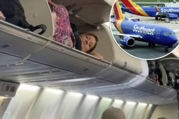 விமானத்தில் லக்கேஜ் வைக்கும் இடத்தில் உறங்கிய பெண் பயணி! வீடியோ இணையத்தில் வைரல்