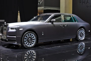 இலங்கையில் தரையிறக்கப்பட்ட அதிசொகுசு கார்கள் ; தலை சுற்ற வைக்கும் விலைகள்